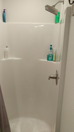 Séchoir à cheveux, savon, papier de toilette