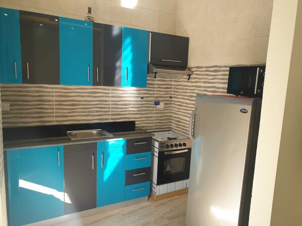 Een koelkast, een magnetron, een oven, een kookplaat