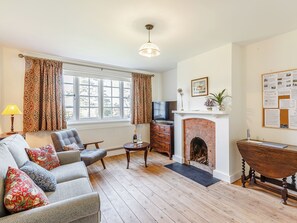 Living area - 4 bedroom accommodation in Tillingham, near Southminster (Tillingham, near Southminster)