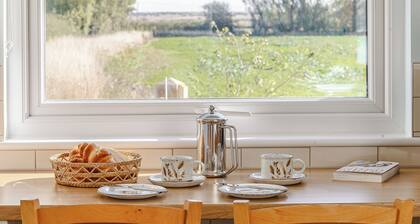 4 bedroom accommodation in Tillingham, near Southminster