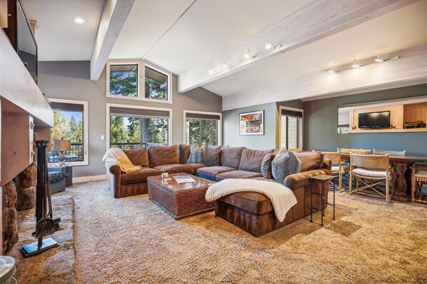 Smart TV, fireplace - Quaint Forest View Condo Rocky Ridge #104 (Tahoe City)