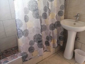 コンフォート スイート 1 ベッドルーム エグゼクティブフロア | バスルーム | シャワー付き浴槽、バスアメニティ (無料)、ヘアドライヤー、タオル