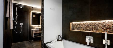 Penthouse | Bathroom | Hair dryer, bathrobes, heated floors, towels