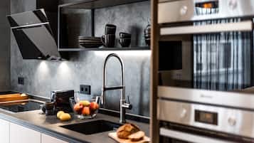 Penthouse | Private kitchen | Full-sized fridge, microwave, oven, stovetop