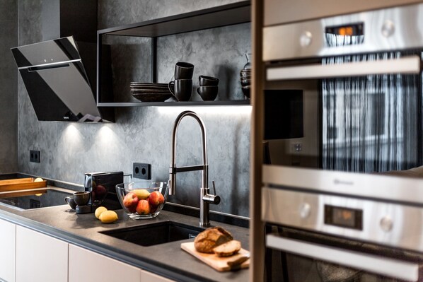 Penthouse | Dapur pribadi | Lemari es besar, microwave, oven, dan kompor