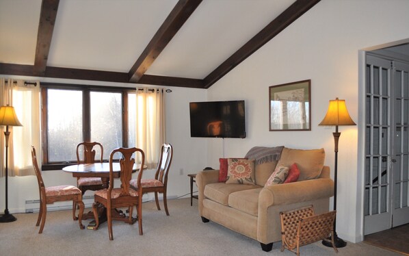 Téléviseur, lecteur de DVD, livres