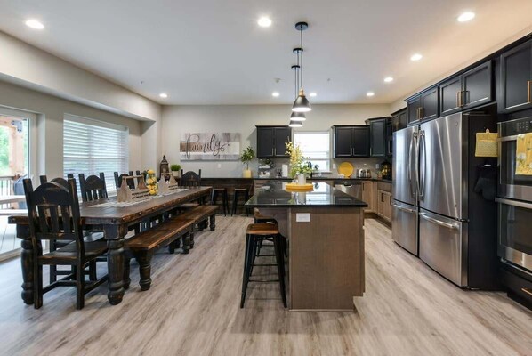 Full-size fridge, microwave, oven, stovetop