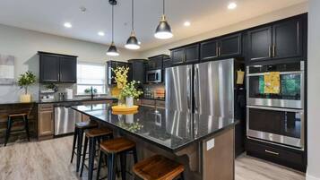 Frigorífico grande, microondas, horno y placa de cocina