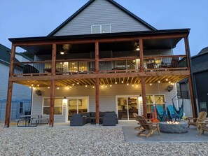 Exterior - Livin' The Dream- Indoor Outdoor pool & Private Hot Tub! (Branson)