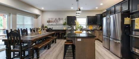 Großer Kühlschrank, Mikrowelle, Ofen, Herdplatte