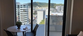 Apartment Heart of Wellington City - Balcony over the City Lights