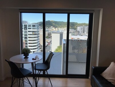 Apartment Heart of Wellington City - Balcony over the City Lights