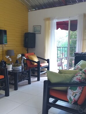Fernseher, DVD-Player, Stereoanlage