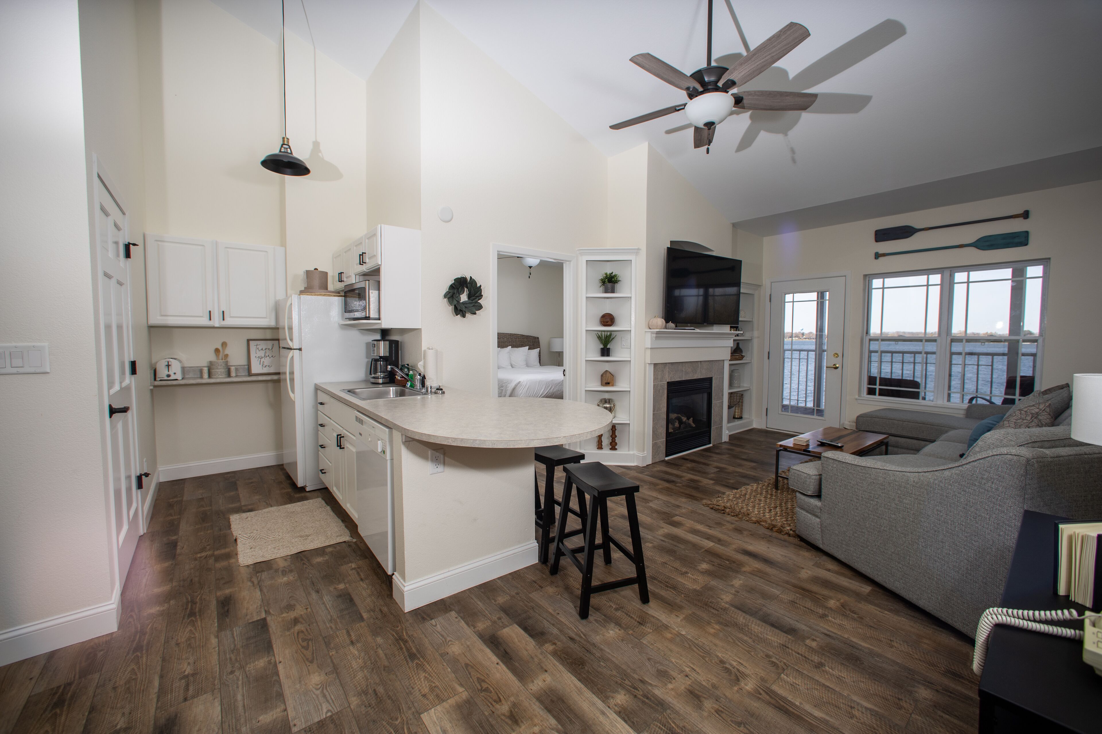 311 - Professionally Rehabbed 2BR, 2BA Lake View Condo w/Fireplace