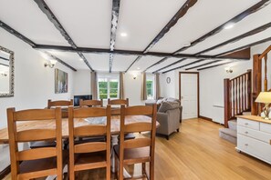 Interior - Conveniently located to explore all that Cornwall and Devon have to offer (Notter Bridge)