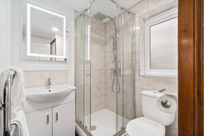 Ensemble douche/baignoire, sèche-cheveux, serviettes fournies