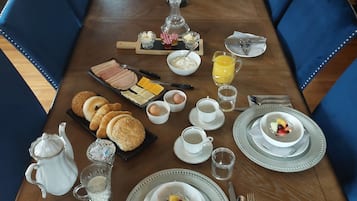 Daily continental breakfast (CAD 30 per person)