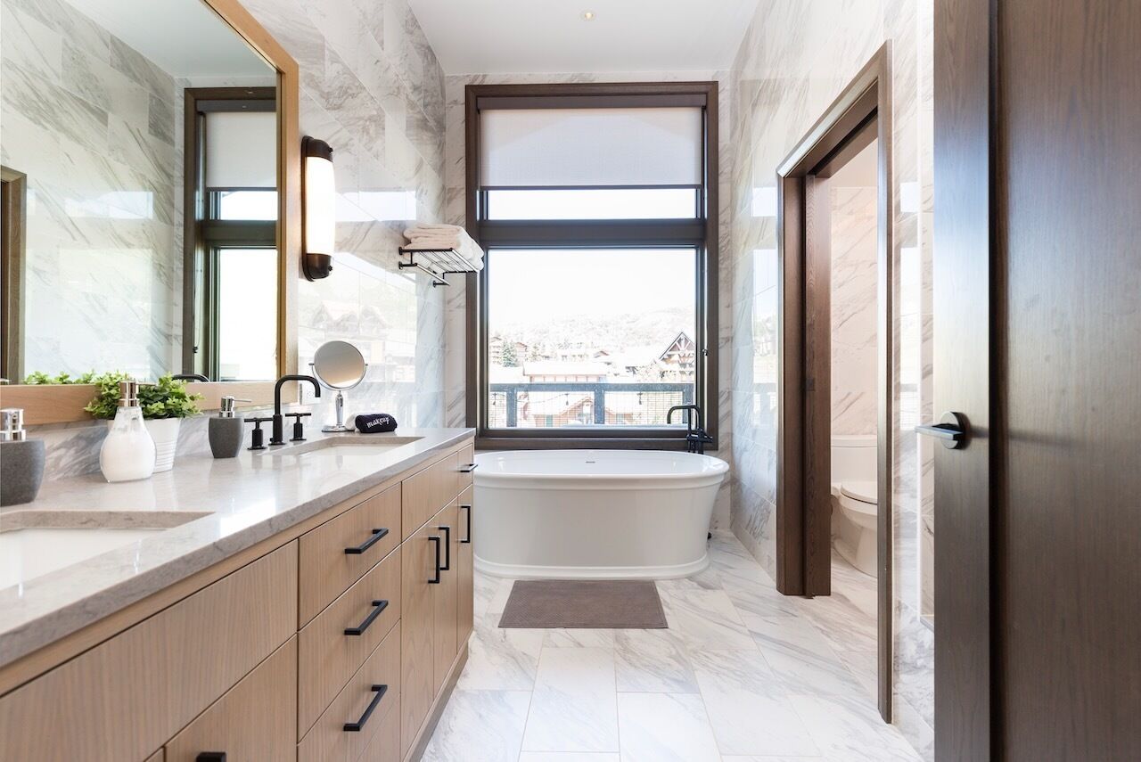 Duschwanne, Haartrockner, Handtücher, Seife