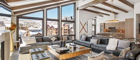 Smart TV, chimenea, libros y estéreo