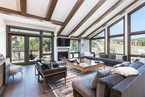 Smart TV, chimenea, libros y estéreo 
