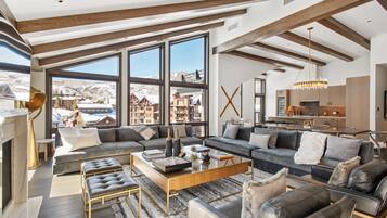 Smart-TV, Kamin, Bücher, Stereoanlage