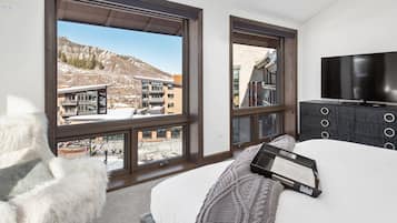 3 bedrooms, in-room safe, iron/ironing board, travel crib