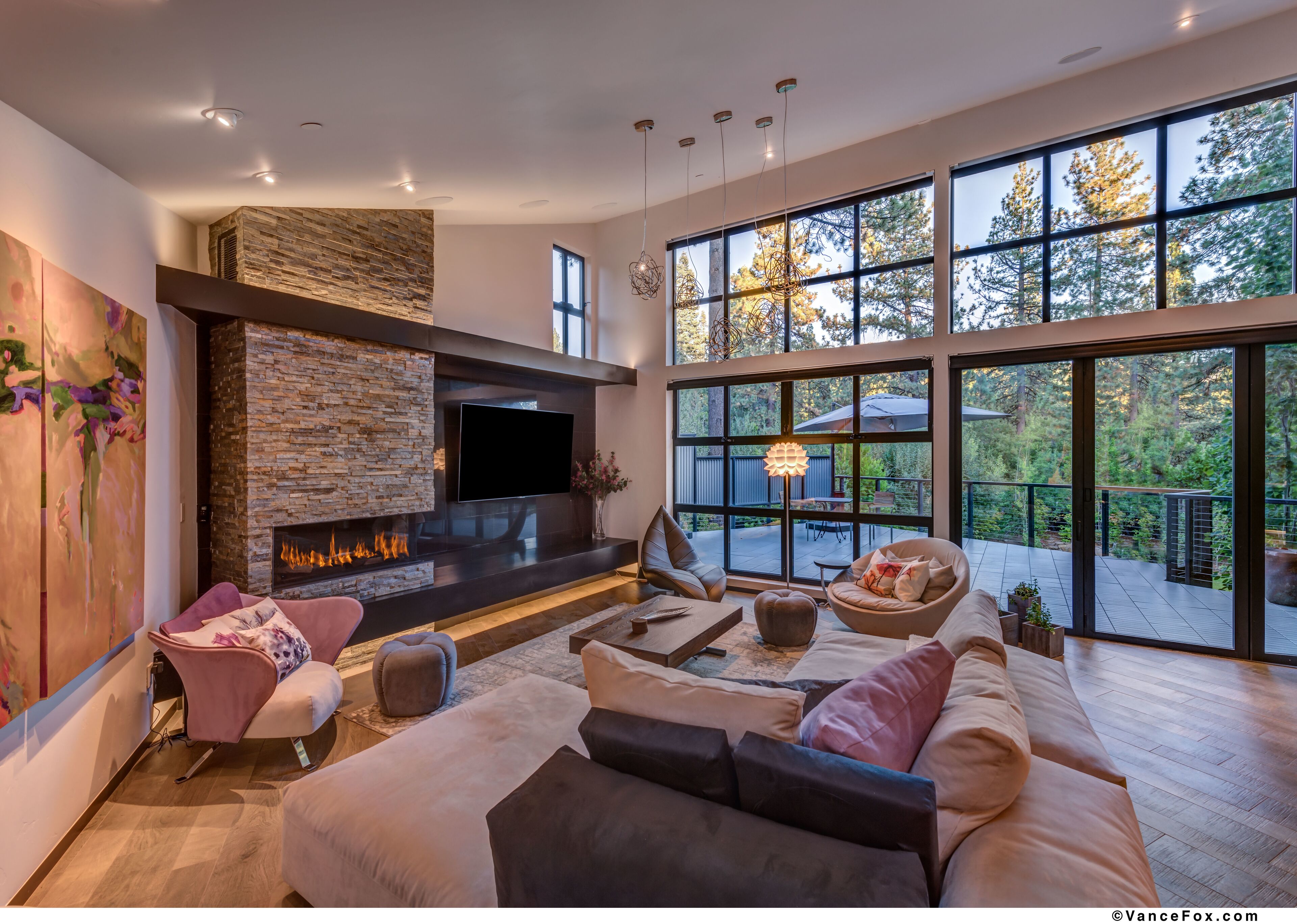 Smart TV, fireplace, Netflix, ping pong