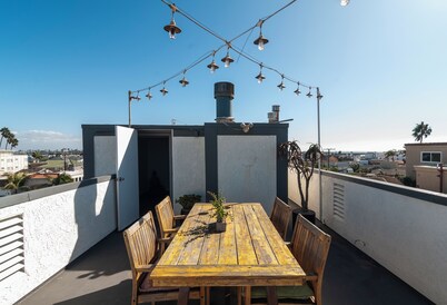 Superb Beach House: 2 King Suites 2.5 Baths Steps to Beach Sleeps 6