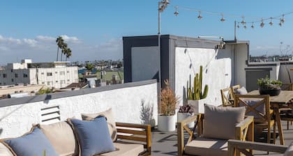 Upea rantatalo: 2 king-sviittiä 2. 5 kylpyaskelta rannalle nukkuu 6 lelua