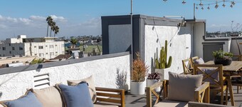 Belmont Shore Peninsula - 2 King Suites 2.5Baths - Roof Deck + Garage - Sleeps 6