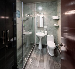 Luxury Suite | Bathroom | Shower, rainfall showerhead, free toiletries, towels - Porterfield Suites (Mexico City)