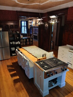 Geladeira, micro-ondas, fogão, cooktop