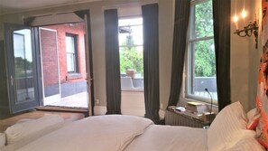 6 quartos, ferros/tábuas de passar roupa, Wi-Fi, roupa de cama