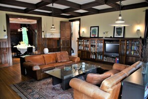 Una televisión, una chimenea, un reproductor de DVD, un futbolín