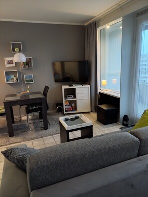 Smart-TV, Tischtennisplatte, Stereoanlage