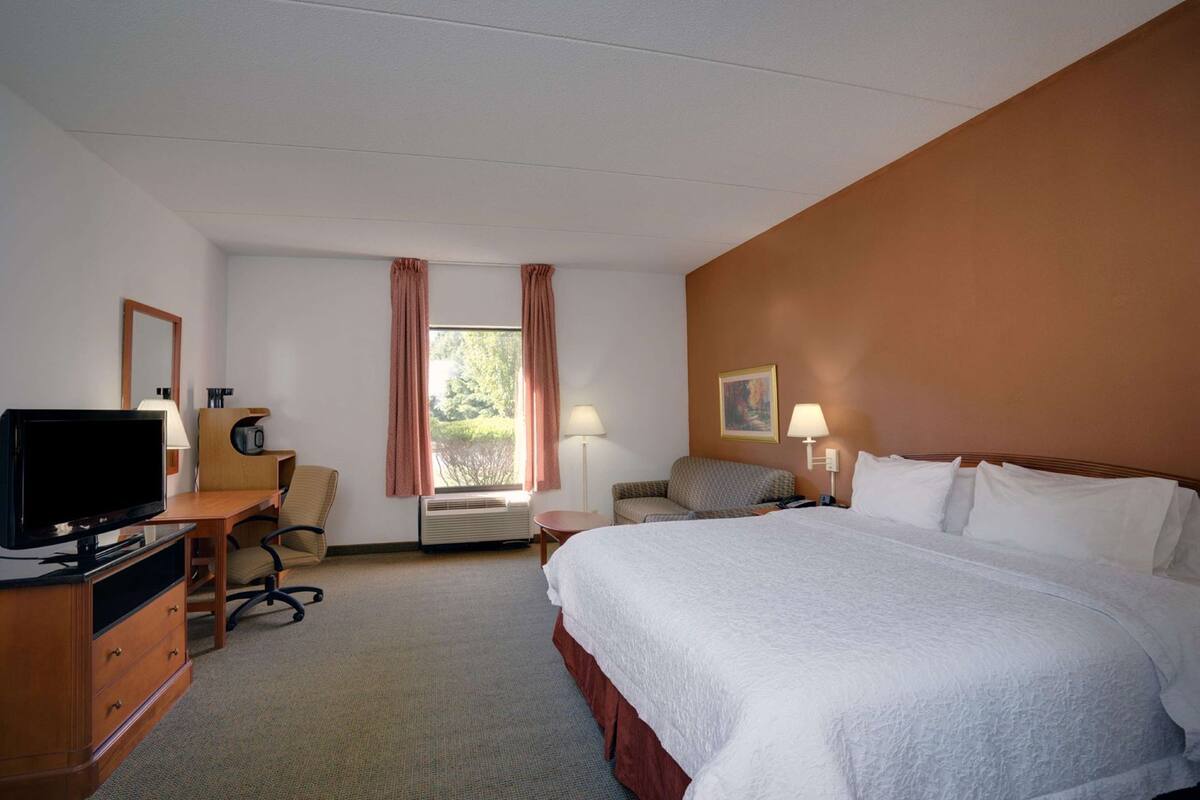Iron/ironing board, free WiFi, bed sheets