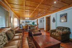 Smart TV, fireplace - Large, Comfortable Condo Makes Perfect Basecamp (Taos Ski Valley)