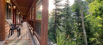 Taos Ski Valley - Great Views and Lots of Room with Full Kitchen.