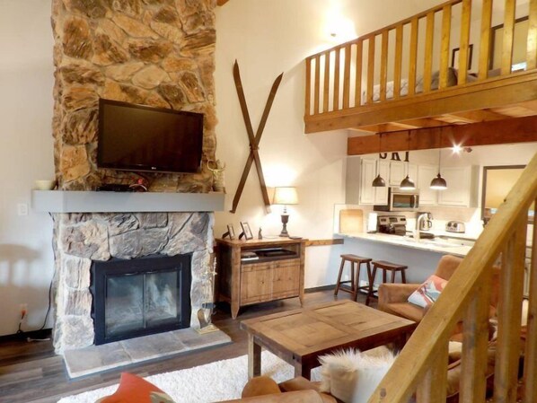 Smart TV, chimenea y reproductor de DVD 