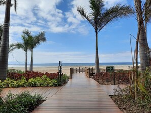 Sur la plage, chaise longue, serviettes de plage