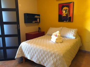 3 bedrooms, free WiFi, bed sheets - Casa Edilia - Smack in the middle of town/one block from the beach (Los Barriles)