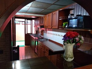 Fridge, microwave, oven, cookware/dishes/utensils - home coffe at home (Manizales)