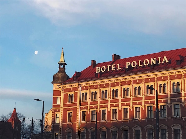 A large building with the sign "HOTEL POLONIA" on the facade. - Last Floor Apartment - City Center Old Town / Stare Miasto (Stare Miasto)