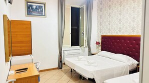 Tempat tidur Select Comfort, didekorasi berbeda-beda, dan meja kerja
