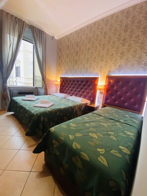 Kamar Quadruple | Tempat tidur Select Comfort, didekorasi berbeda-beda, dan meja kerja