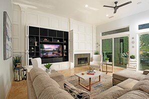 Smart TV y chimenea 