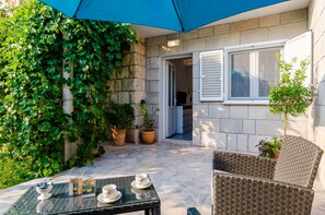 Outdoor dining - Apartments L&M - Studio Apartment with Terrace (Dubrovnik)
