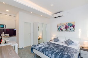 Iron/ironing board, WiFi, bed sheets - Apartments L&M - Studio Apartment with Terrace (Dubrovnik)