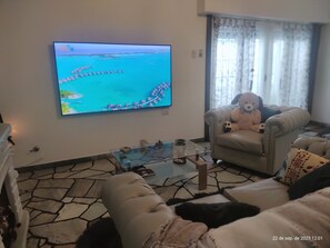 Smart TV - Private room in a family house  (Villa Real)
