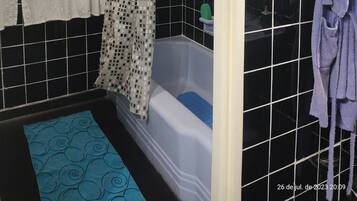 Tina con regadera, secadora de cabello, bidet, toallas